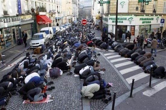 У Парижі заборонили молитися на вулицях