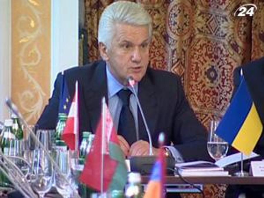 Литвин: Українцями не хочуть опікуватися у власній країні Литвин: Українцями не хочуть опікуватися у власній країні
