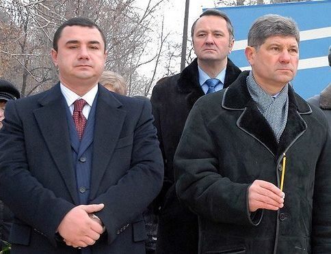 В Луганске рядом с Патриархом Кириллом стоял "регионал" в одежде священника В Луганске рядом с Патриархом Кириллом стоял "регионал" в одежде священника