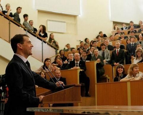 Медведев рассказал, как работал дворником Медведев рассказал, как работал дворником