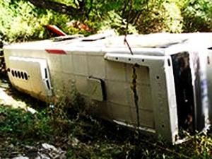 8 людей стали жертвами падіння вантажівок в яр у Гватемалі
