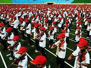 4645 тайванських школярів одночасно зіграли на скрипці 4645 тайванських школярів одночасно зіграли на скрипці