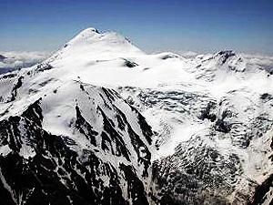 Спасатели эвакуируют украинских альпинистов со склона горы Казбек. Руководитель группы погиб Спасатели эвакуируют украинских альпинистов со склона горы Казбек. Руководитель группы погиб