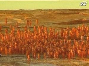 Тисяча ізраїльтян позували оголеними на березі Мертвого моря Тисяча ізраїльтян позували оголеними на березі Мертвого моря