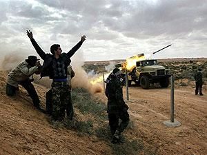 Сторонники Каддафи взяли в плен 17 "наемников" Сторонники Каддафи взяли в плен 17 "наемников"