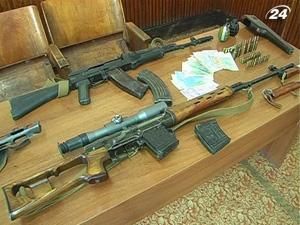 МВД Украины проверяет оружие, похищенное милиционерами
