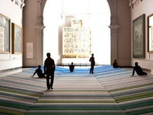 У лондонському музеї картини можна оглядаюти лежачи У лондонському музеї картини можна оглядаюти лежачи