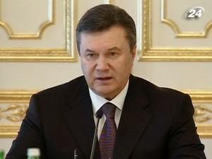 Янукович доручив Азарову надати Лівії гуманітарну допомогу