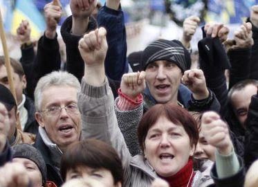 Возле Верховной Рады протестуют против отмены льгот малообеспеченным