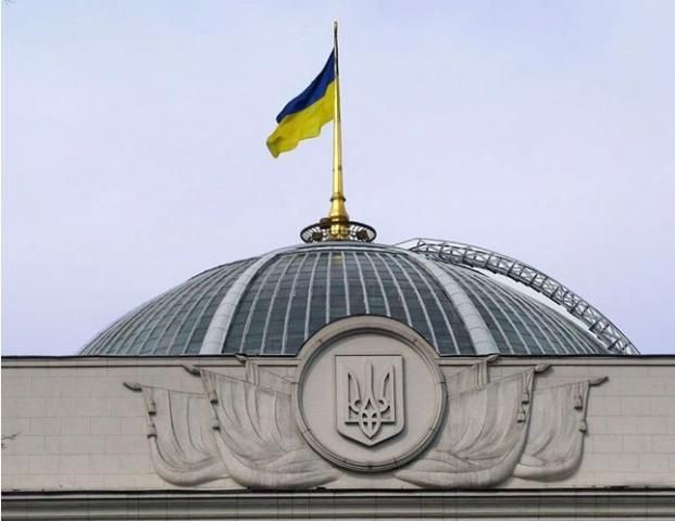 Протестующие штурмуют здание Верховной Рады Протестующие штурмуют здание Верховной Рады