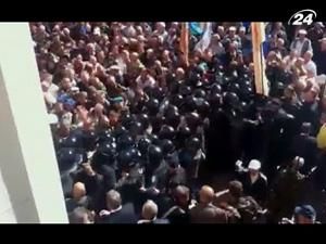 Воїни-афганці прорвали кордон і знесли огорожу біля Верховної ради Воїни-афганці прорвали кордон і знесли огорожу біля Верховної ради