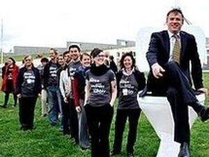 Австралійці встановили біля парламенту велетенський унітаз Австралійці встановили біля парламенту велетенський унітаз