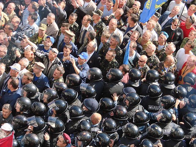 "Беркут" побився із "афганцями", використав газ і тягнув ветеранів по землі "Беркут" побився із "афганцями", використав газ і тягнув ветеранів по землі