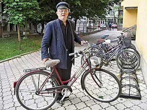 Пенсионер, который поедал металл, подавился педалью Пенсионер, который поедал металл, подавился педалью