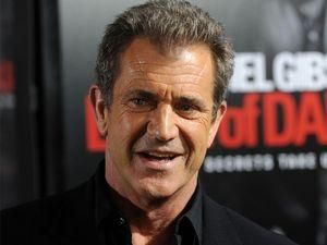 Мела Гибсона обвиняют в преследовании и нападении Мела Гибсона обвиняют в преследовании и нападении