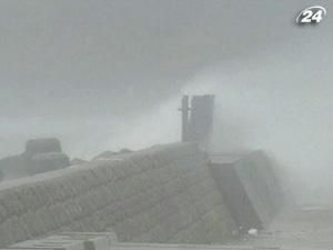 Через тайфун зупинили роботи на АЕС "Фукусіма-1"