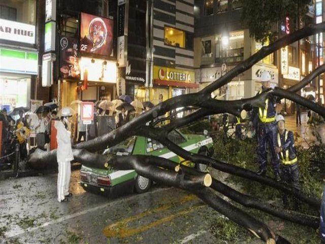 В Японии бушует тайфун "Роке". Фото