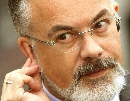 Студентка вдарила Табачника букетом квітів. Міністр спокійний. Відео Студентка вдарила Табачника букетом квітів. Міністр спокійний. Відео