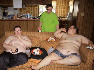 Женщина закармливает сыновей до смерти