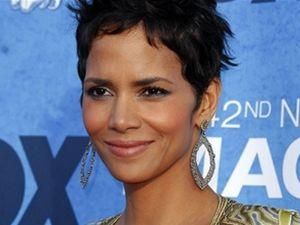 Холли Берри сломала ногу на съемках Холли Берри сломала ногу на съемках