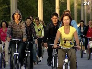 Крим: Міські обранці на чолі з мером "осідлали" велосипеди