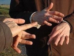 Глухих туристів не пустили на борт літака Глухих туристів не пустили на борт літака