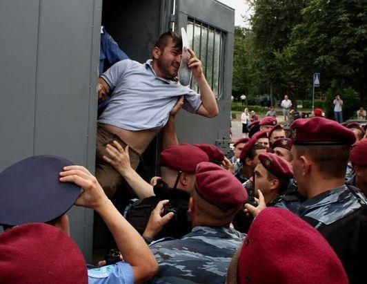 В Киеве Беркут пытается разогнать пятитысячную акцию студентов В Киеве Беркут пытается разогнать пятитысячную акцию студентов