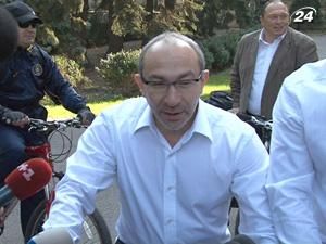Харьковские руководители оседлали велотранспорт