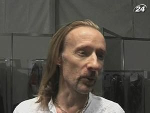 Джон Ричмонд представил яркую коллекцию на сезон весна-лето 2011 Джон Ричмонд представил яркую коллекцию на сезон весна-лето 2011