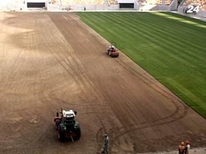 Львів: На новій арені прокладають футбольний газон Львів: На новій арені прокладають футбольний газон