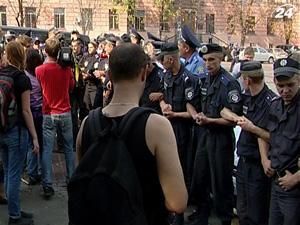 Студенты, несмотря на запрет суда, продолжают митинговать Студенты, несмотря на запрет суда, продолжают митинговать