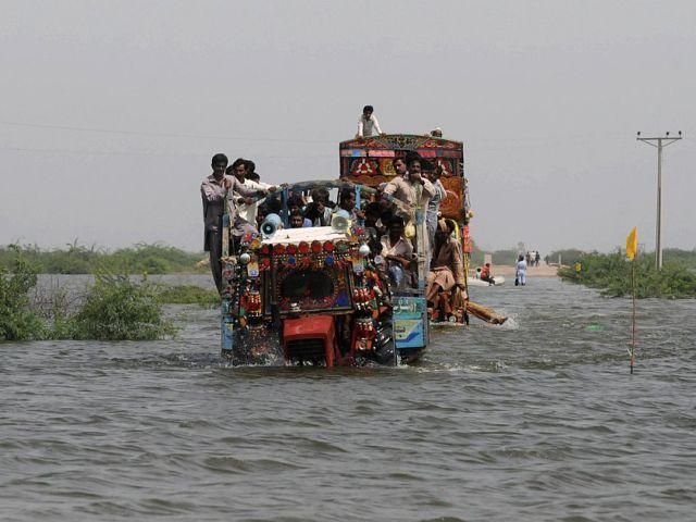 У Пакистані люди потерпають від повені У Пакистані люди потерпають від повені
