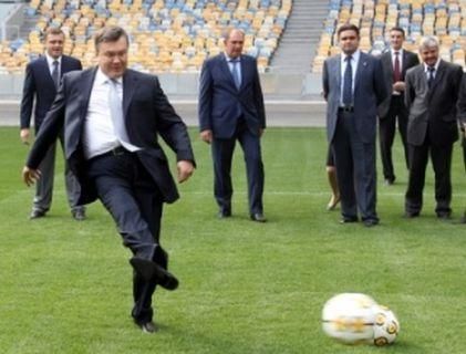 Янукович на "Олимпийском" забил Суркису гол