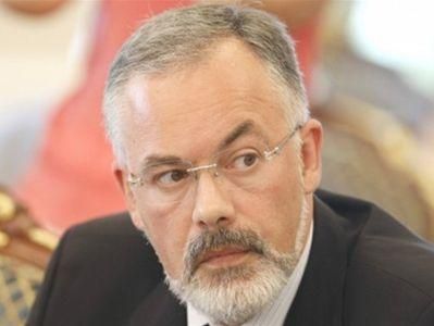 Табачник советует студентке, которая ударила его цветами, сходить к психиатру Табачник советует студентке, которая ударила его цветами, сходить к психиатру