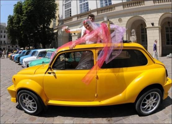 По Львову проедется рекордный свадебный кортеж По Львову проедется рекордный свадебный кортеж