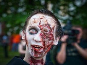 По Києву пройшли колони зомбі По Києву пройшли колони зомбі