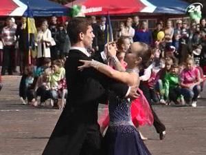 Чернигов: центральную площадь города заполнили танцоры 