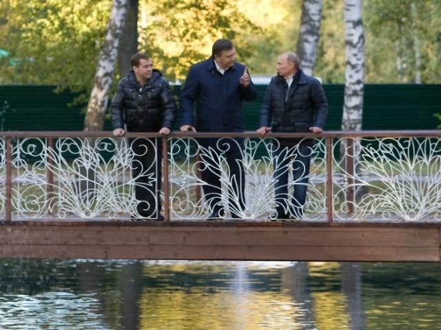 Путін та Медведєв зустріли Януковича у чорному