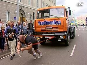 У Чернігові стронгмени влаштували силове шоу У Чернігові стронгмени влаштували силове шоу