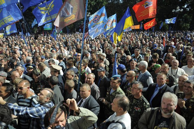 У Чернівцях афганці та чорнобильці погрожують перекрити вулицю під час візиту Кирила