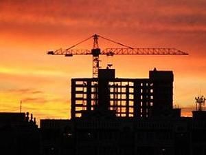 В центрі Києва будівельний кран впав на житловий будинок В центрі Києва будівельний кран впав на житловий будинок