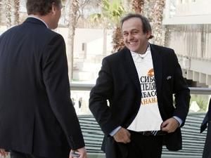 Платіні передали футболку "Спасибо жителям Донбасса" Платіні передали футболку "Спасибо жителям Донбасса"