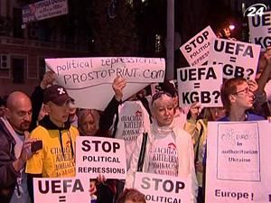 Активисты движения "Спільна справа" пожаловались Платини на украинскую власть Активисты движения "Спільна справа" пожаловались Платини на украинскую власть