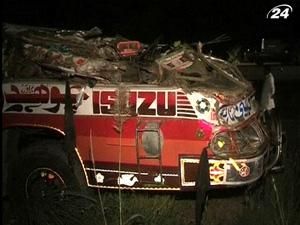 Пакистан: внаслідок аварії шкільного автобуса загинули близько 30 людей Пакистан: внаслідок аварії шкільного автобуса загинули близько 30 людей