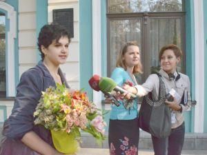 Студентку, яка тицьнула букетом у Табачника залишать у Могилянці Студентку, яка тицьнула букетом у Табачника залишать у Могилянці