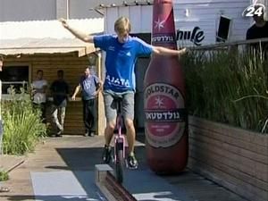 Немец на моноцикле проехал 9 м по пивным бутылкам