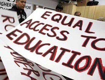 В Калифорнии белые студенты борются против расизма продажей печенья В Калифорнии белые студенты борются против расизма продажей печенья