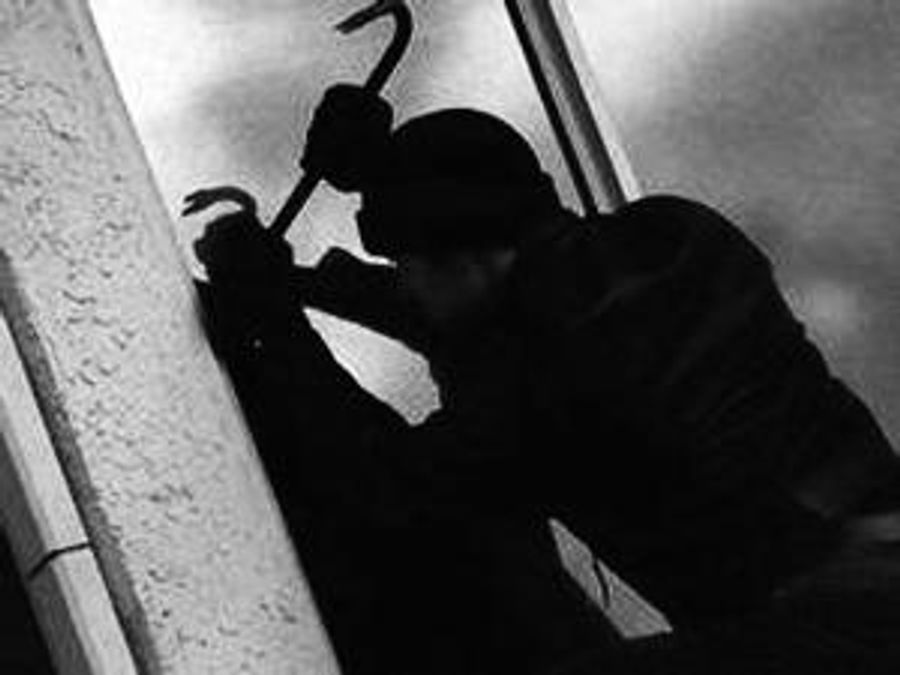 На Одещині двоє в масках пограбували банкомат На Одещині двоє в масках пограбували банкомат
