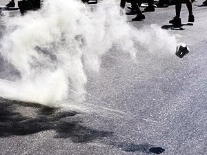 Міліція застосувала сльозогінний газ проти прихильників Тимошенко Міліція застосувала сльозогінний газ проти прихильників Тимошенко