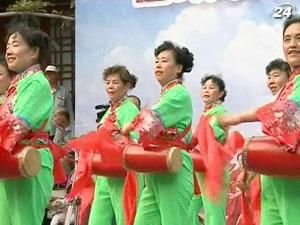 Танцы с барабанами на животах - хит среди китаянок Танцы с барабанами на животах - хит среди китаянок